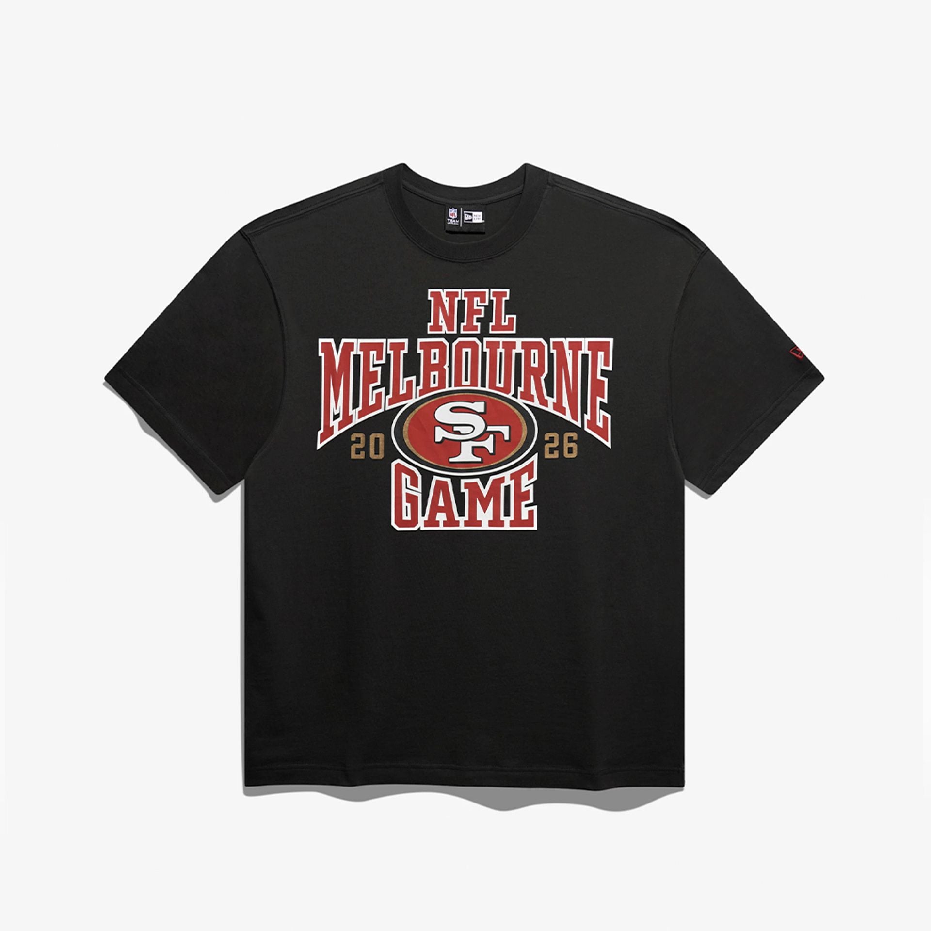 1989年新聞記事デザイン NFL SF 49ers Tシャツ 未使用 Mサイズ San Francisco 49ers NFL Melbourne 2026 Script T-Shirt Black – New