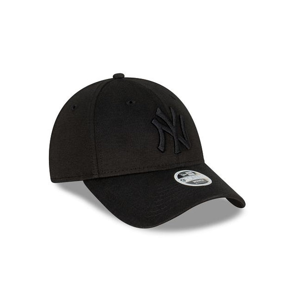 New York Yankees Black on Black Womens Fit 9FORTY Cloth Strap