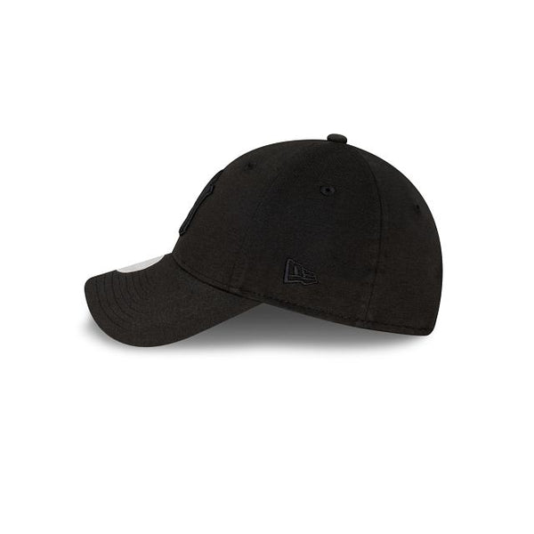 New York Yankees Black on Black Womens Fit 9FORTY Cloth Strap